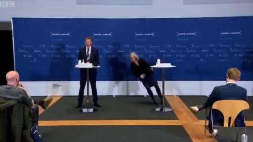 &quot;Πάγωσε&quot; η Δανία: Αξιωματούχος λιποθυμά καθώς ανακοινώνει τη διακοπή του εμβολίου της AstraZeneca [Βίντεο]