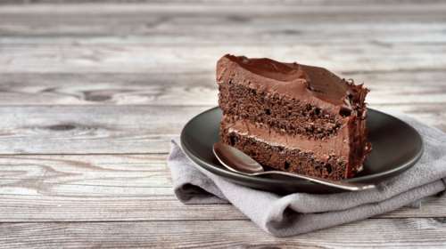 Ακης Πετρετζίκης: Συνταγή για το πιο εύκολο και ζουμερό κέικ σοκολάτας - Ετοιμο στο πι και φι