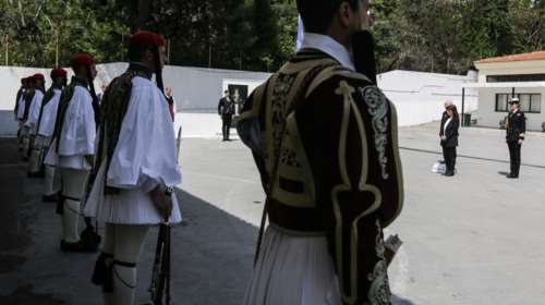 Η συγγνώμη της Καθημερινής - Για άρθρο που πρότεινε να φορέσουν οι Εύζωνοι μίνι και δικτυωτά καλσόν...