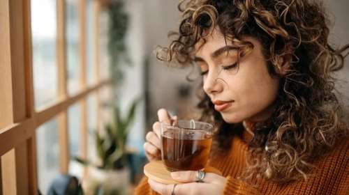 Φυσική χαλάρωση: 4 βασικά βότανα για ηρεμία + πώς να τα καταναλώσεις