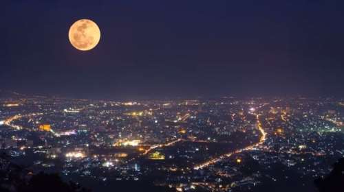 &quot;Μπλε Φεγγάρι&quot;: Aπόψε το σπάνιο φαινόμενο - Πώς να φωτογραφίσετε την υπερπανσέληνο με το κινητό σας