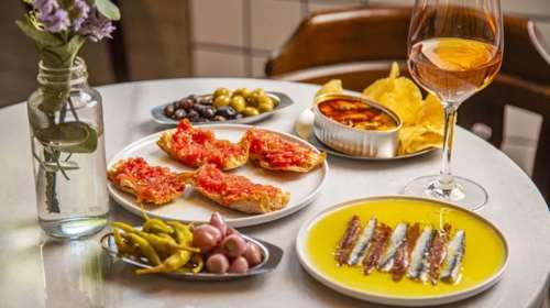 Για βερμούτ και μεζέδες: Το επόμενο viral καφενείο της Αθήνας βρίσκεται στην Κυψέλη