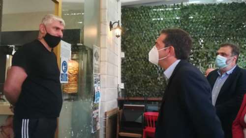 Η βόλτα του Αλέξη Τσίπρα στην Κοζάνη και ο διάλογος με τον ιδιοκτήτη ψησταριάς [βίντεο]