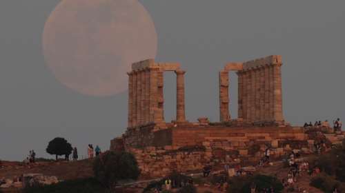 &quot;Φεγγάρι της Φράουλας&quot;: Έρχεται η πρώτη υπερπανσέληνος του 2022