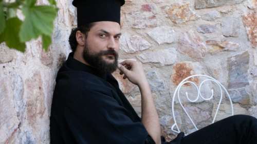 Καταπέλτης ο Απόστολος Καμιτσάκης για γνωστό σκηνοθέτη: &quot;Μου ζήτησε να γδυθώ, να αυνανιστώ ή να ουρήσω σε κάποια γωνία&quot;