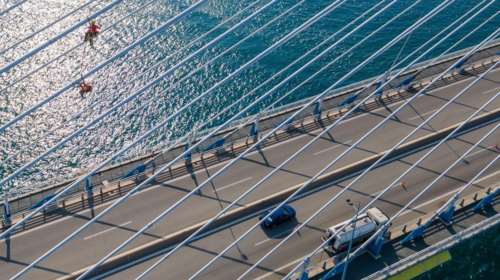 Γέφυρα Ρίου-Αντιρρίου: Εικόνες που κόβουν την ανάσα από τους Γάλλους αλπινιστές που κάνουν εργασίες συντήρησης