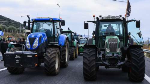Αγροτικό μπλόκο της... ταλαιπωρίας στο Κάστρο Βοιωτίας: Η Τροχαία ζητά και δεύτερη λωρίδα για να ανοίξει τον δρόμο