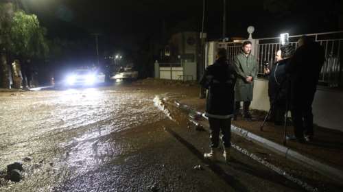 Κακοκαιρία: Τουλάχιστον τρεις εγκλωβισμένοι στη Βάρη, δύο σε αυτοκίνητα, μία γυναίκα πάνω σε δέντρο