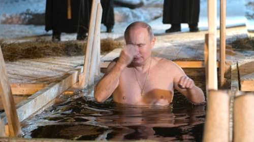 Ο Βλαντιμίρ Πούτιν βουτά στα παγωμένα νερά, με τη θερμοκρασία στους -20 βαθμούς Κελσίου [Βίντεο]