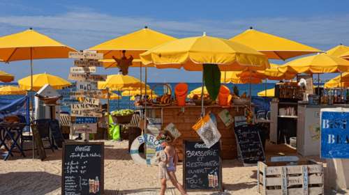 Έχασαν τον 8χρονο γιο τους σε παραλία στη Λάρισα και τον βρήκαν... στο beach bar