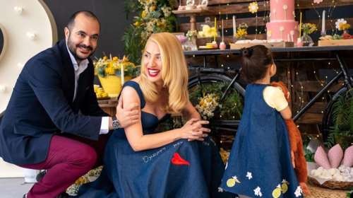 Η Μαρία Ηλιάκη φωτογραφίζει τον σύζυγο και την κόρη της στην παραλία [εικόνες]