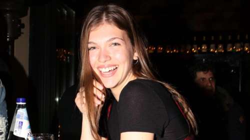 Η Κλέλια Ανδριολάτου φόρεσε το φόρεμα και τις μπότες από το H&amp;M που κάνουν τον τέλειο συνδυασμό για το φθινόπωρο