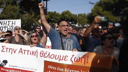 Φωτιά στην Αττική: Με αποδοκιμασίες και συνθήματα υποδέχθηκαν τον Κυριάκο Μητσοτάκη στην Πεντέλη