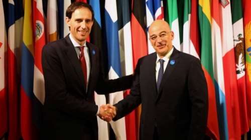 Δένδιας από τη Χάγη: Ιδιαίτερης σημασίας θέμα για την Ελλάδα τα εγκλήματα που διαπράχθηκαν στη Μαριούπολη