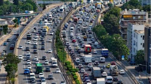 Εξοδος των εκδρομέων: Αυξημένη κίνηση στα λιμάνια, καθυστερήσεις στις εθνικές οδούς - 100.000 ΙΧ πέρασαν τα διόδια