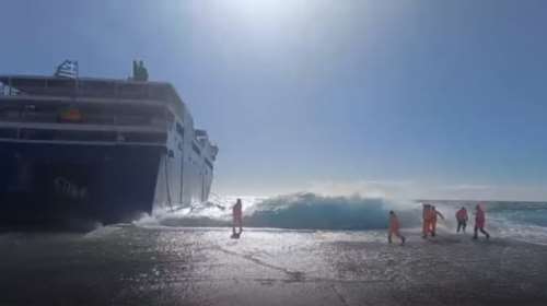 Τήνος: Βίντεο που κόβουν την ανάσα – Τεράστιο κύμα &quot;καταπίνει&quot; εφτά καβοδέτες στο λιμάνι [Βίντεο]