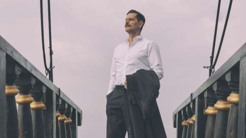 MANOLIS: Καρδιά σε τέσσερις χορδές - Η ζωή του Χιώτη γίνεται παράσταση σε σκηνοθεσία Ιόλης Ανδρεάδη