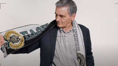 Ο... άλλος Ευκλείδης Τσακαλώτος: H αδυναμία του στον ΠΑΟΚ - Tραγoυδάει το σύνθημα του Μάικλ Τζάκσον