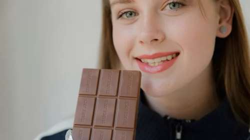 Επιστήμονες αποκαλύπτουν το κόλπο για να τρως λιγότερο χωρίς να το καταλαβαίνεις