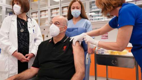 Κορονοϊός: Εμβολιάστηκε ο Δένδιας με μπλούζα Λίβερπουλ  - &quot;Σηκώνουμε μανίκια, προστατεύουμε τον εαυτό μας και το ΕΣΥ&quot;