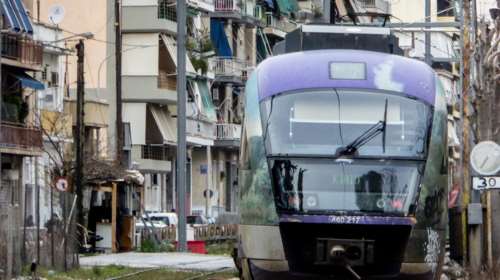 Ακινητοποιημένα και σήμερα τρένα και Προαστιακός