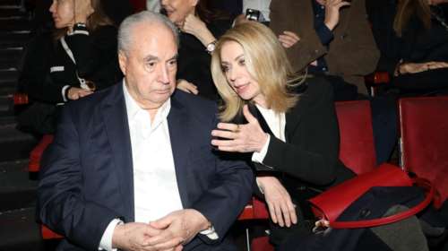 Οικογενειακώς στο θέατρο η Έλλη Στάη - Με τον σύντροφό της Νίκο Μουνδρέα και τον γιο της, Μάρκο
