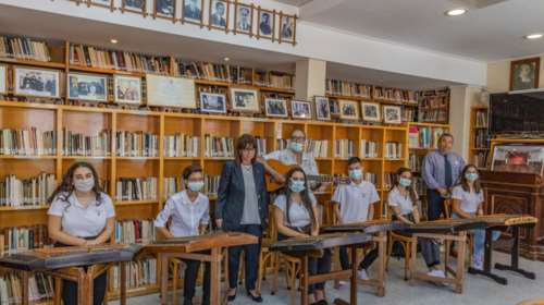 Στη Λέσβο η Σακελλαροπούλου: Την υποδέχτηκαν με &quot;Τα ξύλα&quot; και παραδοσιακή καντάδα [εικόνες]