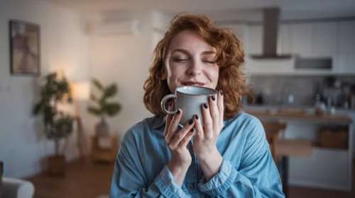 Καθιστική ζωή; Αυτό το ρόφημα μπορεί να "ακυρώσει" τη ζημιά από το καθισιό