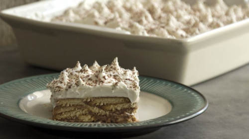 Ακης Πετρετζίκης: Συνταγή για το απόλυτο γλυκό ψυγείου με μπισκότα - Ετοιμο σε 15 λεπτά