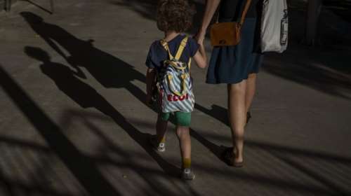 Πανελλαδική εφαρμογή των "Νταντάδων της Γειτονιάς" με ενίσχυση έως 500 ευρώ τον μήνα