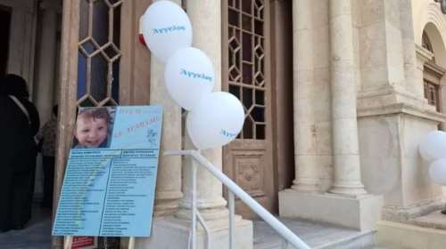 Ηράκλειο: Συγκίνηση, λευκά μπαλόνια και μαντινάδες στο μνημόσυνο για τον μικρό Άγγελο