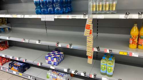 Βρετανία: Καταναλωτές σε πανικό αδειάζουν τα ράφια των super market- Φοβούνται ελλείψεις τροφίμων [Εικόνες]