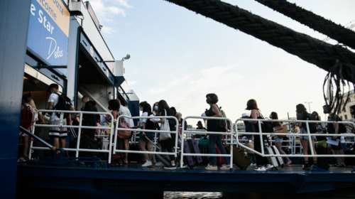 Μεγάλες ουρές, αυξημένη η κίνηση στο λιμάνι του Πειραιά: Πώς ταξιδεύουμε με πλοίο