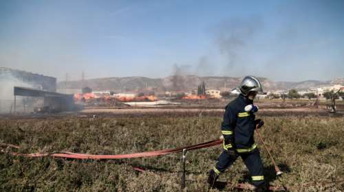 Φωτιά σε αποθήκη ξυλείας στη Λεωφόρο Μαραθώνος