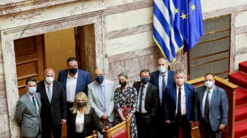 Συνεπιμέλεια: Με 156 ψήφους πέρασαν τα επίμαχα άρθρα του νομοσχεδίου - &quot;Οχι&quot; από Γιαννάκου και Κεφαλογιάννη