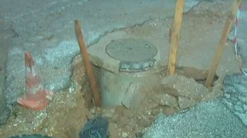 Κακοκαιρία Daniel: Καθίζηση δρόμου στο Μοσχάτο - Εγκλωβίστηκαν οχήματα [βίντεο]