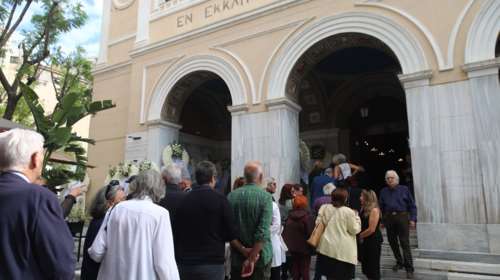 Συγκίνηση στο τελευταίο &quot;αντίο&quot; στον σπουδαίο αρχαιολόγο Πέτρο Θέμελη - Ποιοι έδωσαν το παρών [εικόνες]