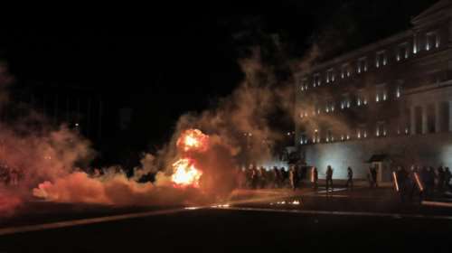 Συγκέντρωση αρνητών του εμβολίου: Τέσσερις συλλήψεις για τα επεισόδια στο Σύνταγμα [Εικόνες-Βίντεο]