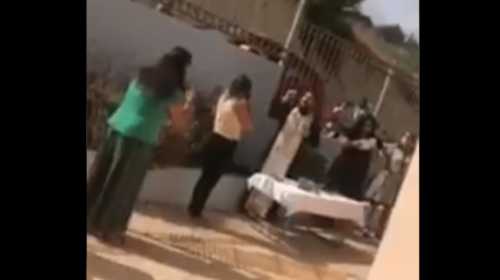 Προκλητικός ιερέας στην Κρήτη κάνει ταυτόχρονα αγιασμό και κήρυγμα κατά της μάσκας