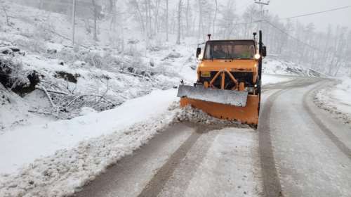 Αγρίεψε ο καιρός: Πυκνή χιονόπτωση στη Μαλακάσα - Βγήκαν τα εκχιονιστικά στην Ιπποκράτειο Πολιτεία [Εικόνες-Βίντεο]