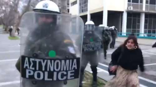 Η φοιτήτρια του ΑΠΘ σε κατάσταση υστερίας, που έγινε viral: &quot;θα κάνω ό,τι γουστάρω, θα με δείρεις; Δείρε με! Δείρε με&quot; [Βίντεο]