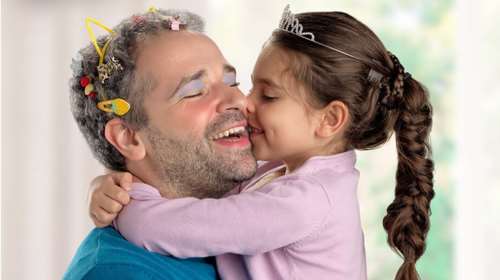 Η συγκλονιστική απάντηση πατέρα που έχασε την κόρη του από καρκίνο, στις ομοφοβικές αντιδράσεις για την ανάρτηση της ΑΒ Βασιλόπουλος