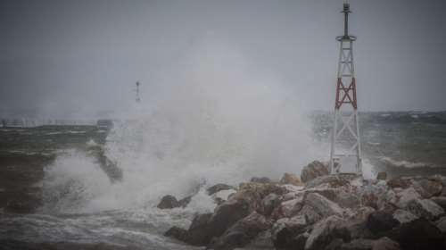 Πρόγνωση καιρού: Εξασθενεί το ψυχρό μέτωπο - Οι άνεμοι έφτασαν μέχρι 97 χιλιόμετρα την ώρα