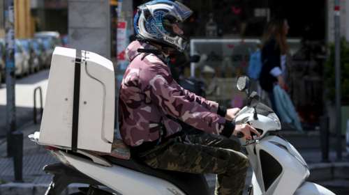 Λαμία: Άγρια επίθεση σκύλου σε διανομέα [εικόνες]