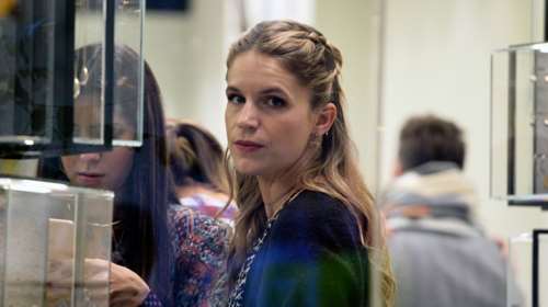 Ευγενία Νιάρχου: Το black and white casual look της στο κέντρο της Αθήνας