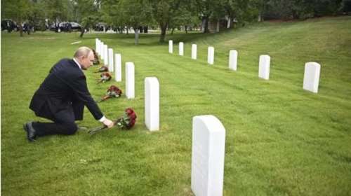 Ο Πούτιν κατέθεσε λουλούδια στο νεκροταφείο Ρώσων στρατιωτών στην Αλάσκα