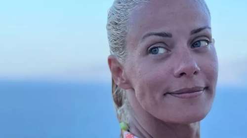Η Ζέτα Μακρυπούλια είναι ο ορισμός του καλοκαιριού: Ποζάρει μόνο με μαγιό και βρεγμένα μαλλιά