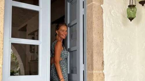 Η Τζένη Μπαλατσινού με ολόσωμο ριγέ μαγιό σε παραλία της Πάτμου