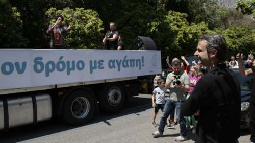 Πηγές ΣΥΡΙΖΑ για την &quot;καντάδα&quot; στο Μαξίμου: Δεν θα έβλαπτε λίγος σεβασμός στις θυσίες και την αγωνία των πολιτών