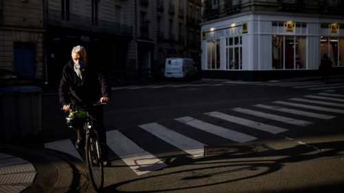 Σάλος στη Γαλλία: Γνωστός τηλεοπτικός παραγωγός κατηγορείται από τον ανιψιό του ότι &quot;ενθάρρυνε&quot; τον σύζυγό του να τον βιάζει